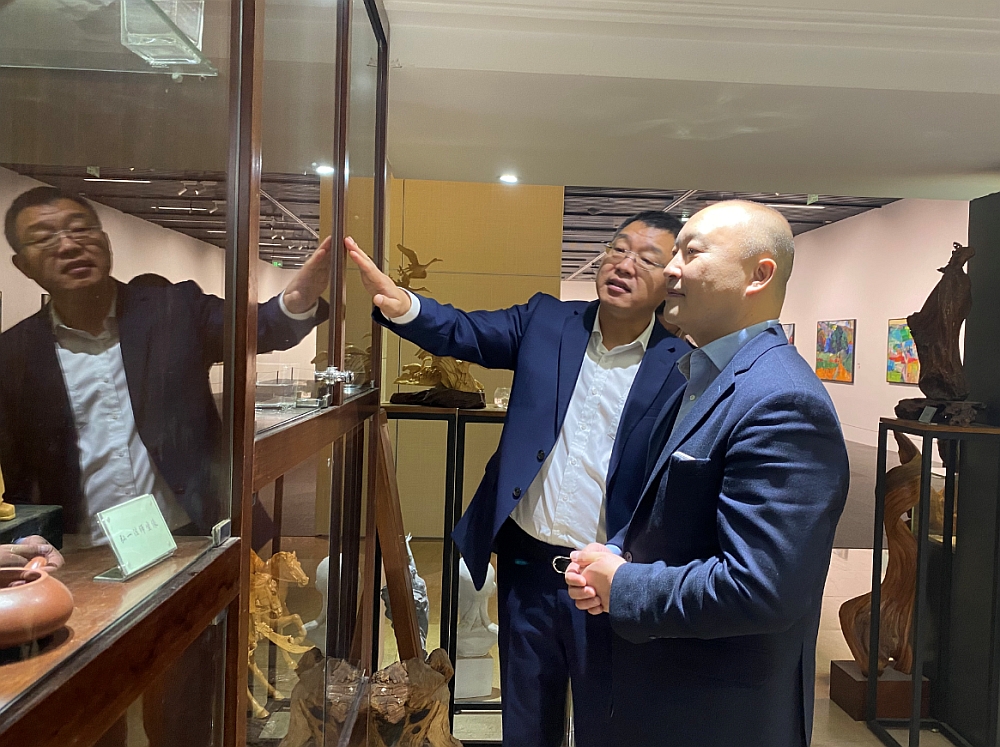 駐浙江聯絡處主任劉銘德（右）聽取杭州工藝美術博物館館長陳剛（左）介紹館藏