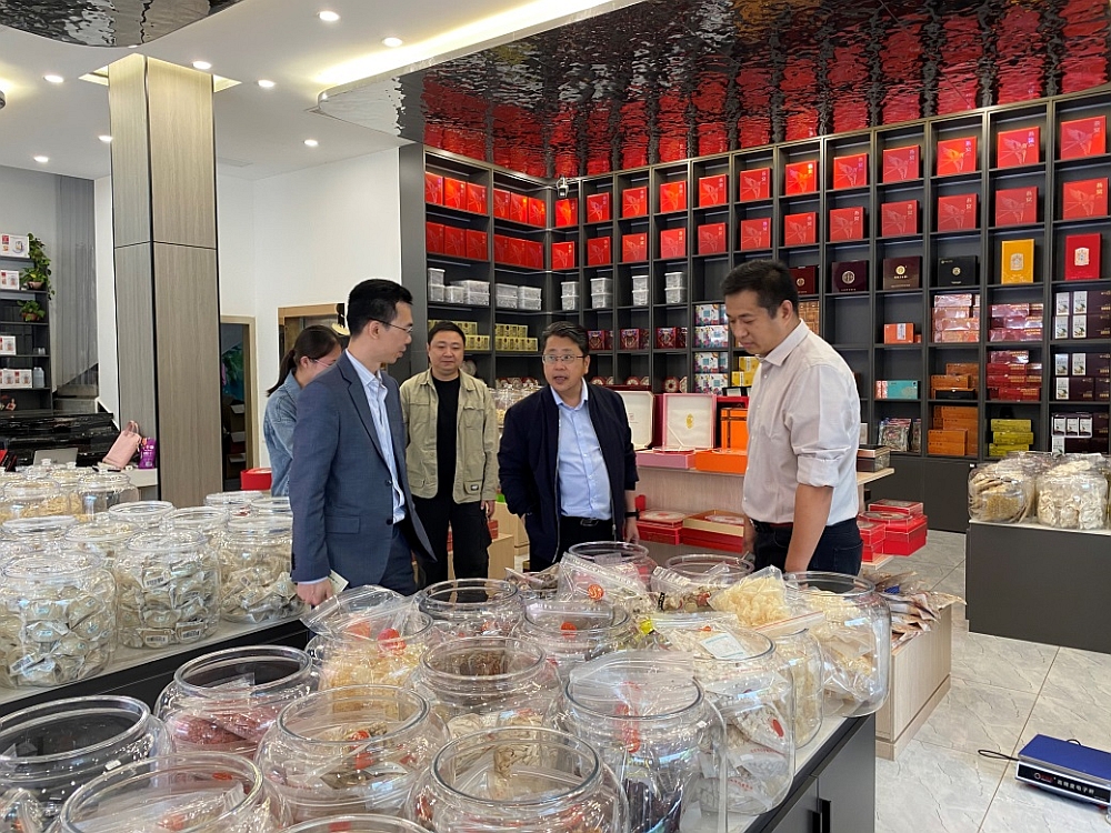 亳州市政辦（外事辦）三級調研員伍旭(右二)陪同駐滬辦經貿關係總監馬明亮(左一)考察源生食卉貿易有限公司
