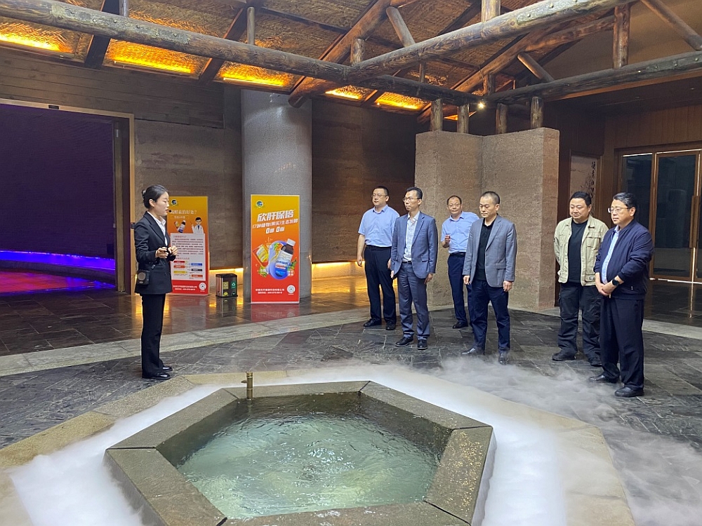 亳州市政辦（外事辦）三級調研員伍旭(右一)陪同駐滬辦經貿關係總監馬明亮(左三)考察安徽古井貢酒股份有限公司