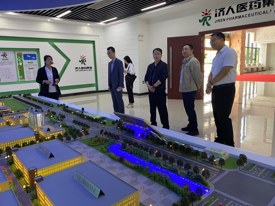 亳州市政辦（外事辦）三級調研員伍旭(右三)陪同駐滬辦經貿關係總監馬明亮(左二)考察濟人藥業