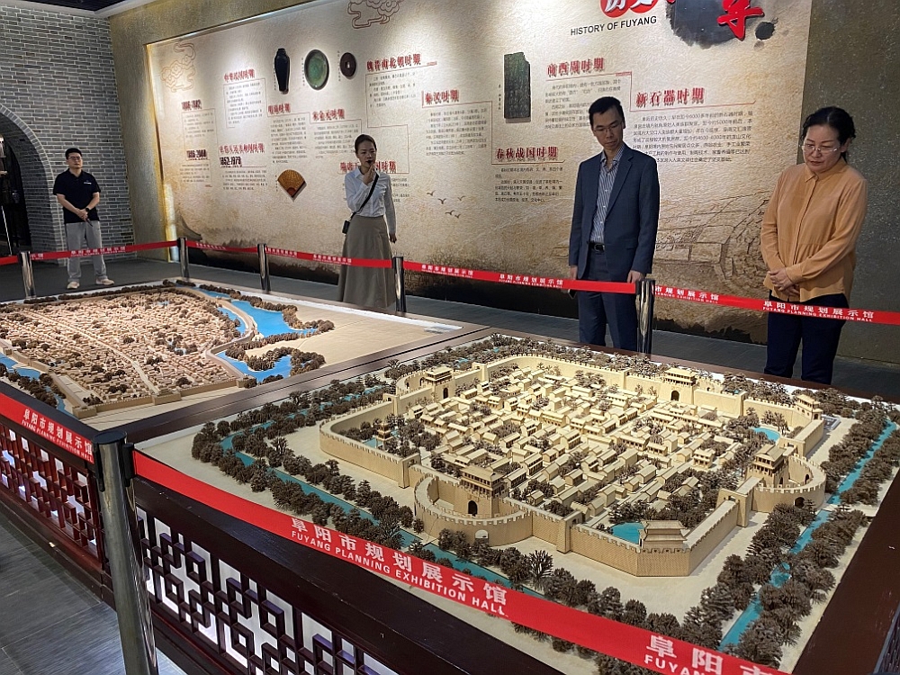阜陽市政府辦（外事辦）二級調研員黃曉俐（右一）陪同駐滬辦經貿關係總監馬明亮（右二）參觀阜陽市城市規劃展示館