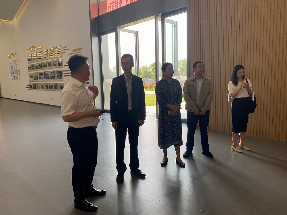 阜陽市政府辦（外事辦）二級調研員黃曉俐（右二）陪同駐滬辦經貿關係總監馬明亮（左二）考察安徽瓦大現代農業有限公司