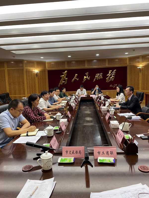 駐滬辦經貿關係總監馬明亮（右一）與阜陽市政府副秘書長、市政府辦（外事辦）主任董志誠（左三）、政府辦（外事辦）二級調研員黃曉俐（左四）及阜陽市發改委、科技局、文旅體局、工商聯、教育局、經信局、商務局、招商投資中心、衛健委等部門代表座談交流