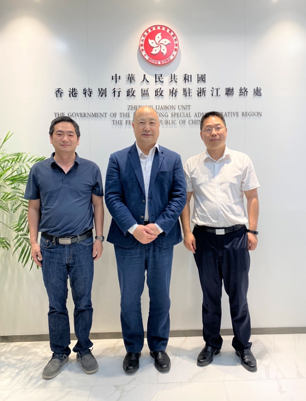 駐浙江聯絡處主任劉銘德（中）與金華市商務局局長徐根生（右）、自貿協調處處長施孝東（左）會面後合影。