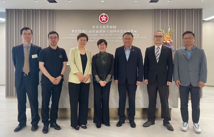 駐滬辦主任蔡亮（中）與講座支持單位代表及演講嘉賓於講座前合影（從左至右，分別為：駐滬辦經貿關係總監馬明亮先生、江蘇省香港商會常務副秘書長項海嶸先生、金杜律師事務所合伙人梁燕玲女士、上海市香港商會會長黃有權先生、駐滬辦入境事務組總入境事務主任馬文德先生、韋萊韜悅合伙人黃海迅先生）