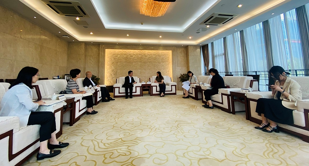 教育局副局長施俊輝（中排左）、駐浙江聯絡處主任劉銘德（左排左三）與浙江大學副校長何蓮珍（中排右）等座談交流