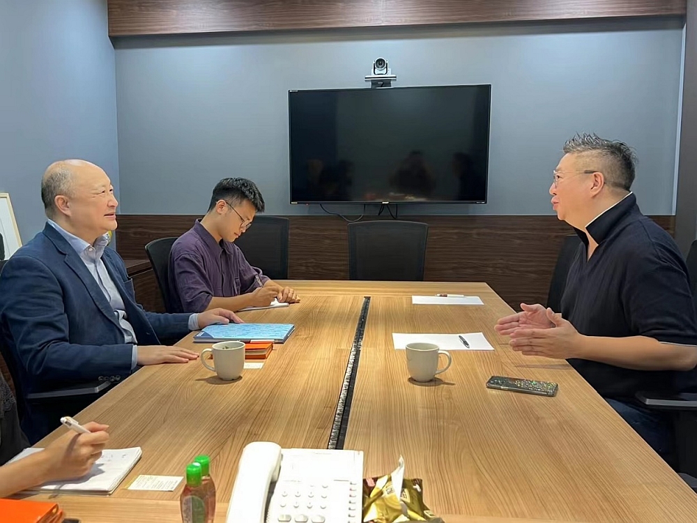 駐浙江聯絡處主任劉銘德（左一）與國際獅子總會中國港澳303區港島獅子會會長冼偉鴻（右一）會面交流