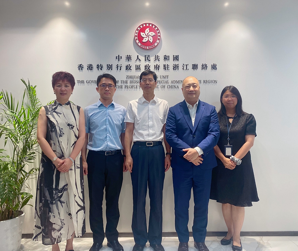 駐浙江聯絡處主任劉銘德（右二）、副主任劉穎怡（右一）與浙江省貿促會會長陳建忠（中）、國際聯絡部部長胡剛（左二）會面後合影