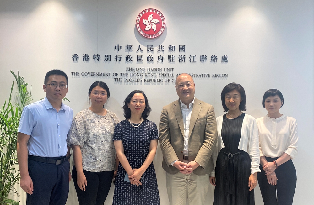 駐浙江聯絡處主任劉銘德（右三）、副主任劉穎怡（左二）與浙江省商務廳副廳長胡真舫（左三）、對外經濟聯絡處處長賈春仙（右二）等合照