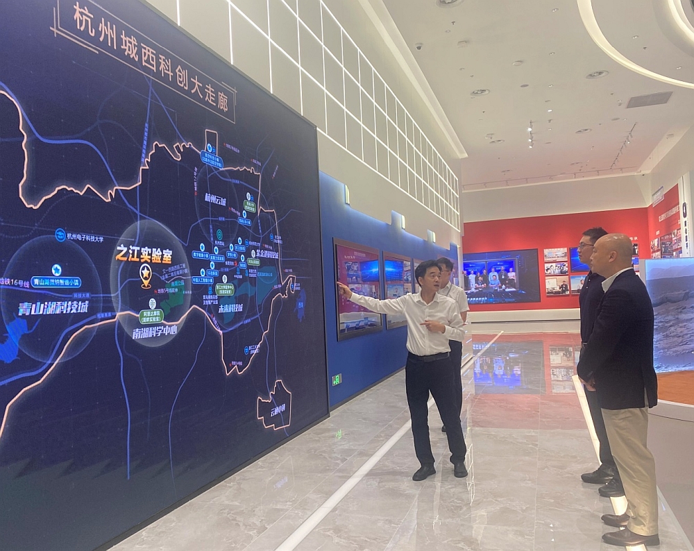 駐浙江聯絡處主任劉銘德（右一）在之江實驗室聽取杭州城西科創大走廊管委會副主任施黃凱（左一）介紹