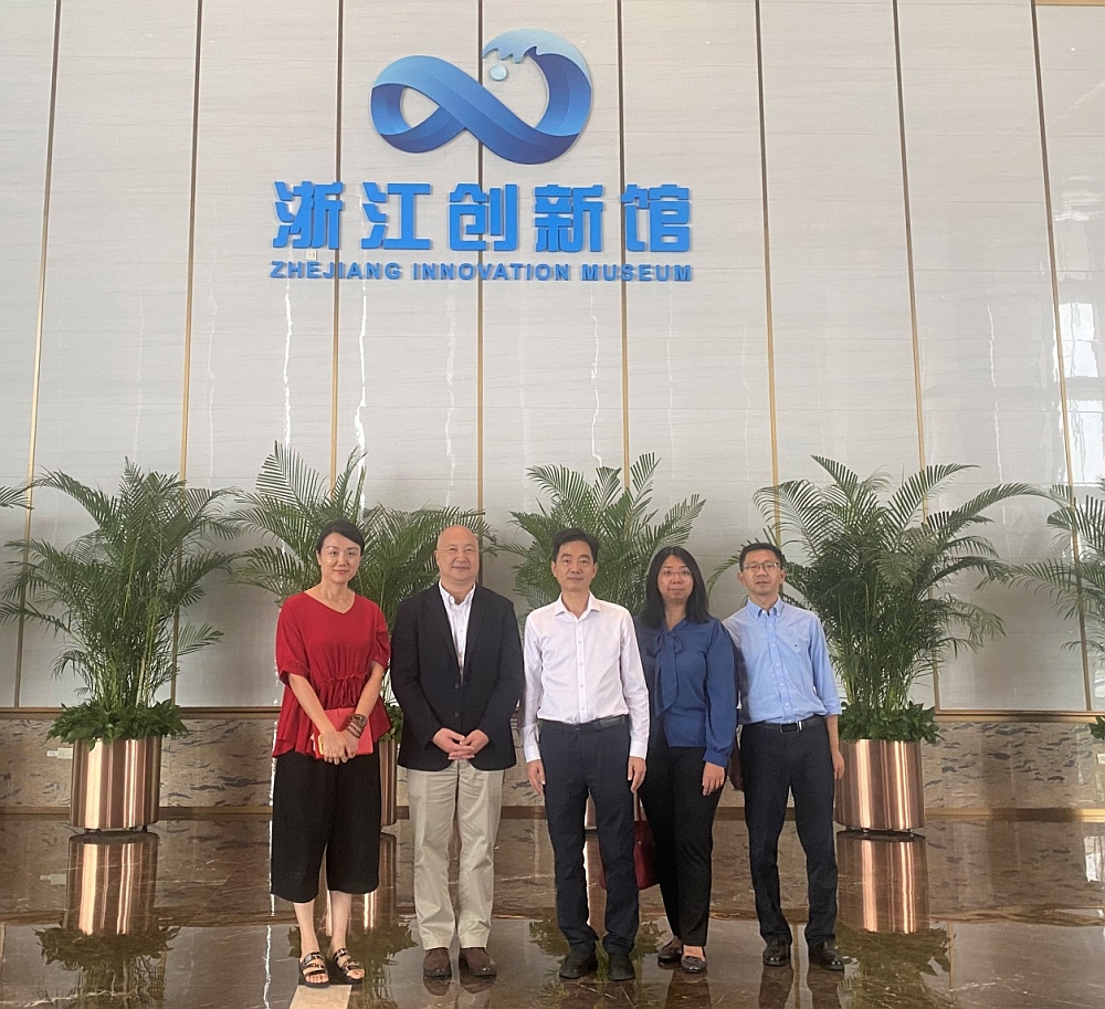 駐浙江聯絡處主任劉銘德（左二）、副主任劉穎怡（右二）與杭州城西科創大走廊管委會副主任施黃凱（中）、杭州市港澳事務辦公室港澳處處長杜鵑（左一）參觀後合影