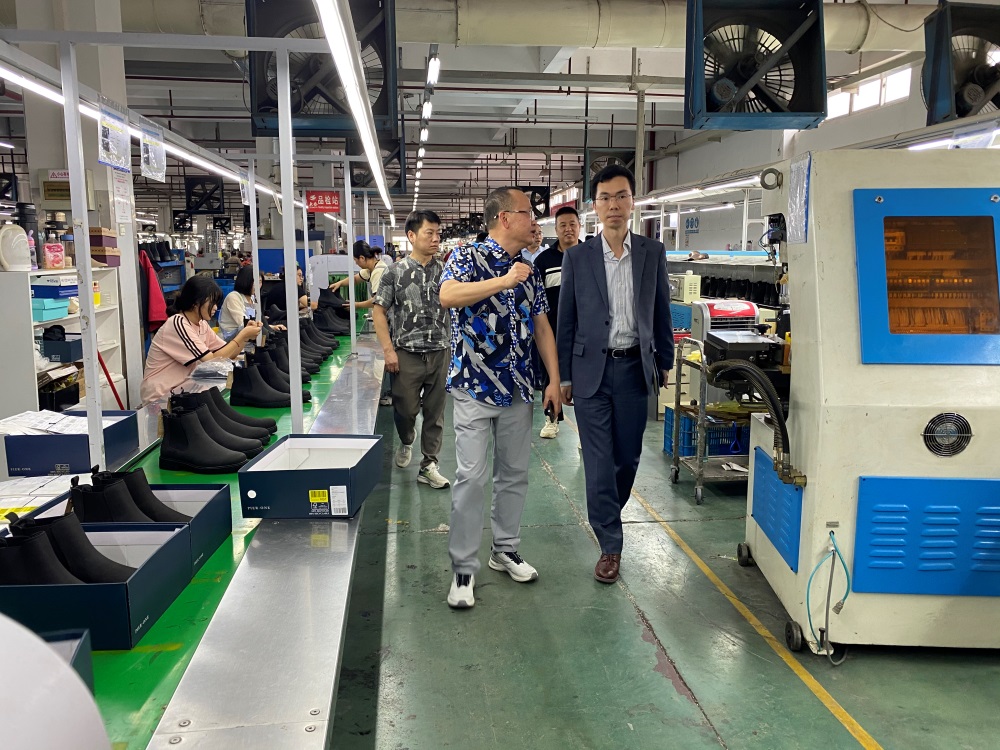 駐滬辦經貿關係總監馬明亮(右一)考察東藝鞋業（宿州）有限公司