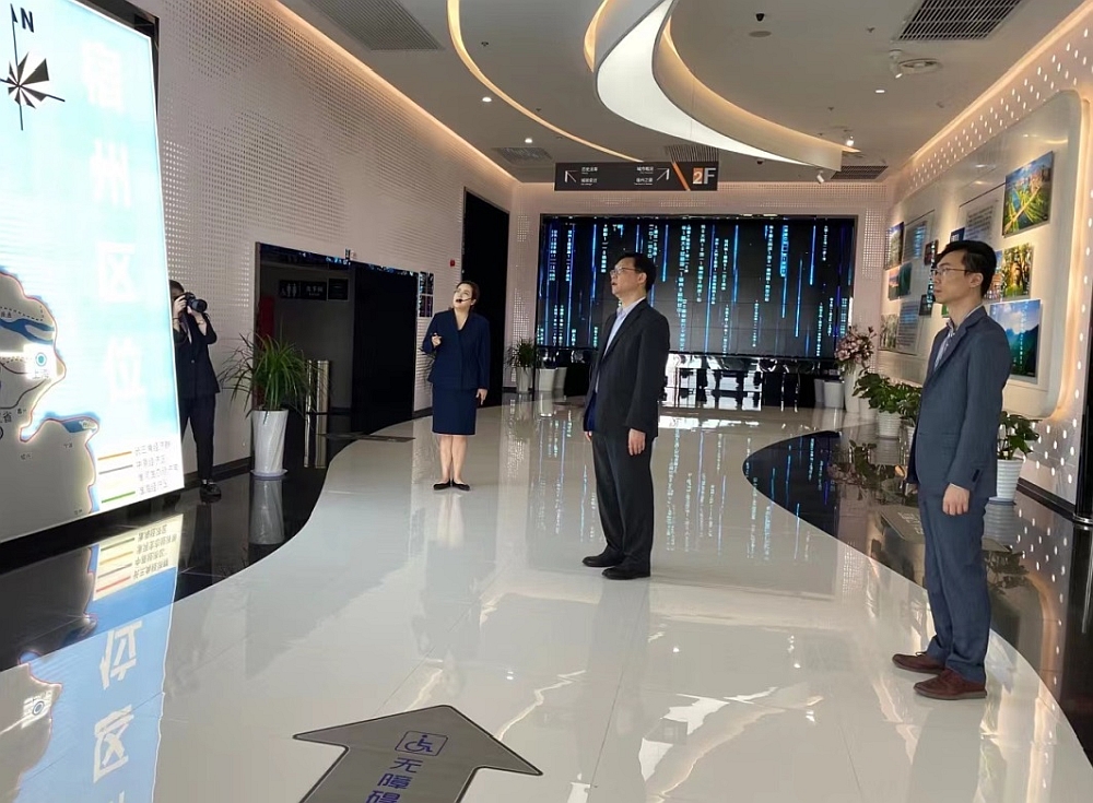 駐滬辦副主任林景富(右二)在宿州城市規劃館了解該市的城市建設情況