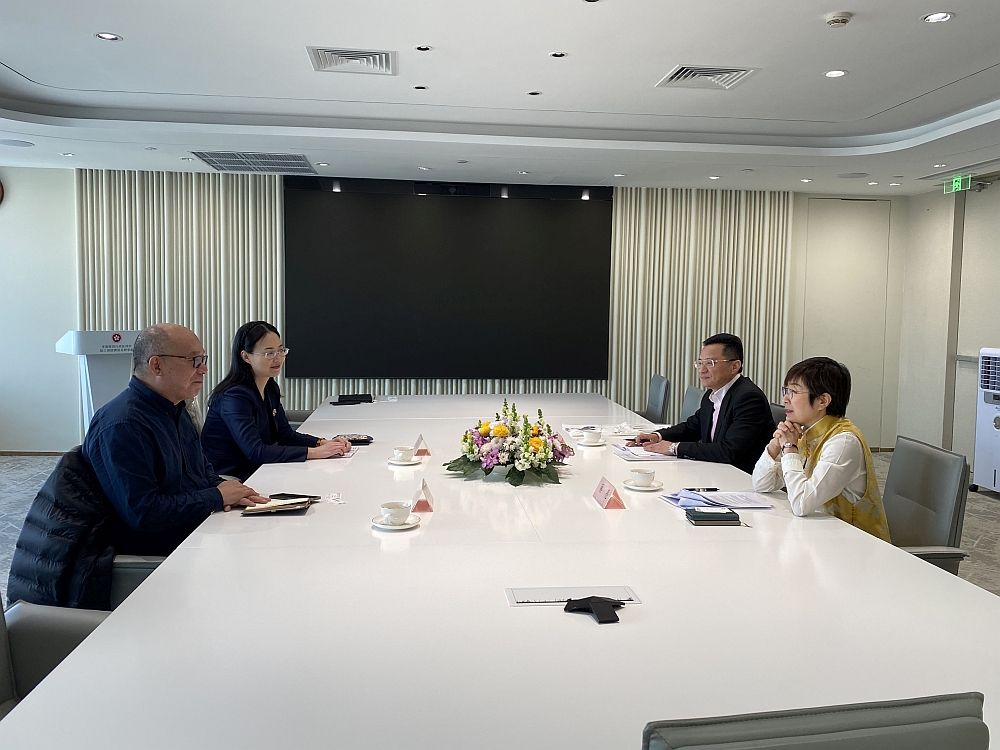 駐滬辦主任蔡亮（右一）與上海市科學技術委員會巡視員陳宏凱（左一）會面交流