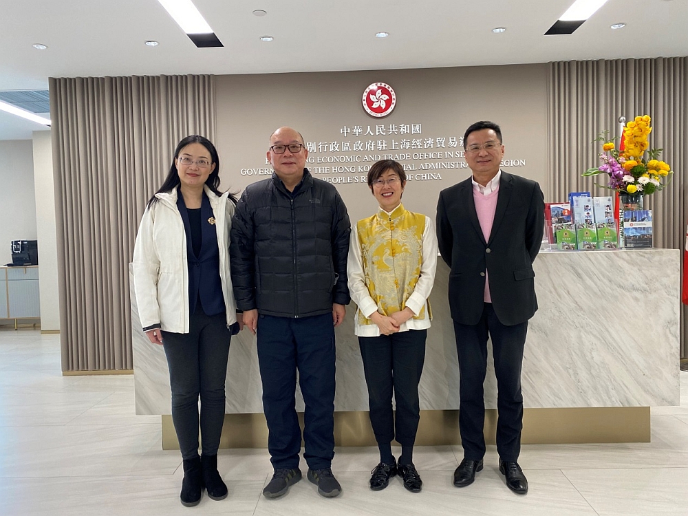 駐滬辦主任蔡亮（右二）與上海市科學技術委員會巡視員陳宏凱（左二）一行合影