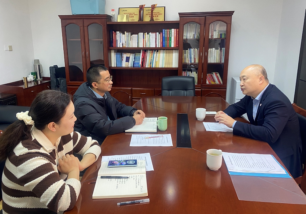 駐浙江聯絡處主任劉銘德（右）與義烏市委統戰部副部長王哲懷（左二）會面並計劃青年交流、電商培訓合作項目