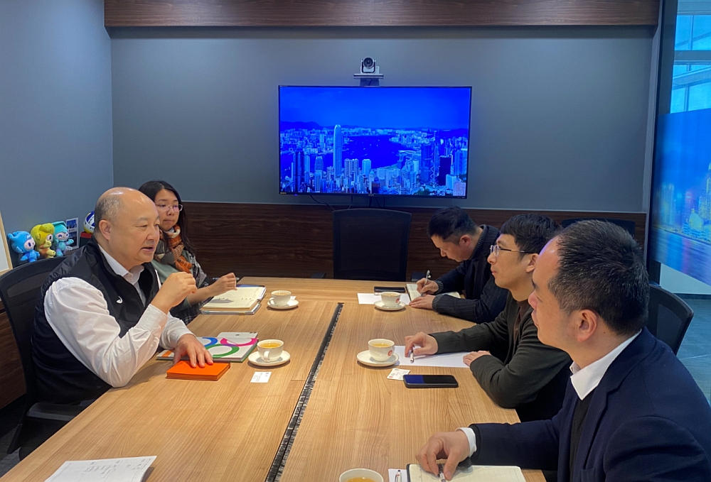 駐浙江聯絡處主任劉銘德（左）與杭州市上城區科技局局長洪東斌（右二）及杭州上城區國有資本運營集團有限公司董事長游文程（右一）會面交流