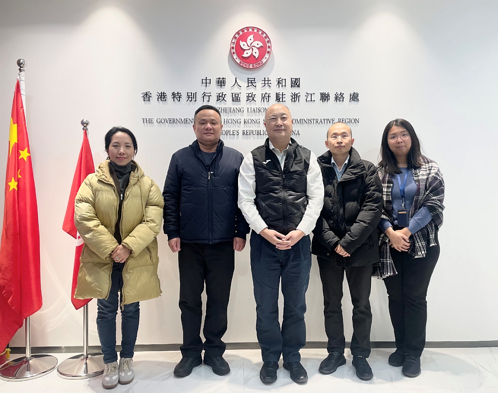駐浙江聯絡處主任劉銘德（中）與浙江省足球協會副秘書長胡輝（左二）等會面後合影。
