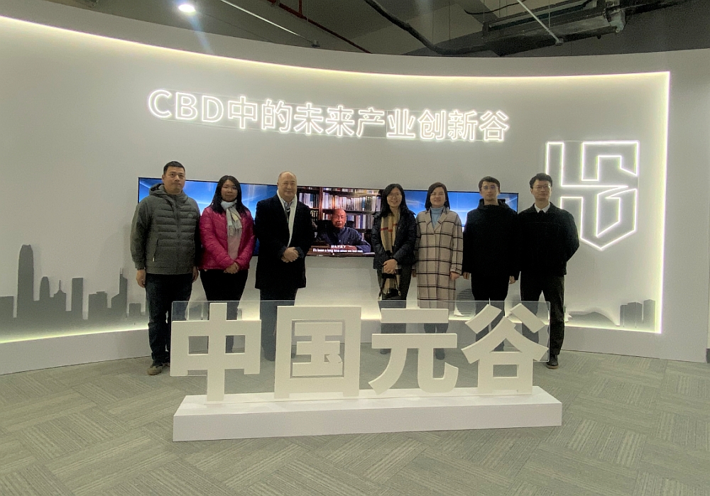 駐浙江聯絡處主任劉銘德（左三）、副主任劉穎怡（左二）與杭州市上城區委常委、副區長孔德君（右三）、杭州市上城區科技局局長洪東斌（右二）、香港貿發局杭州代表處首席代表朱燁（右四）參觀後與錢學森數字人合影