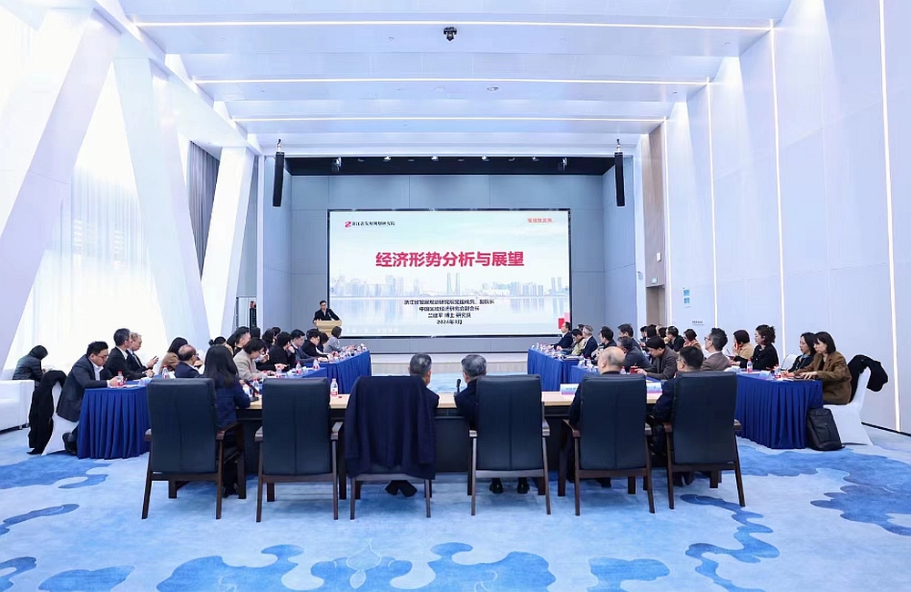 浙江省發展規劃研究院副院長蘭建平與出席嘉賓分析與展望浙江省最新經濟形勢和產業規劃發展。