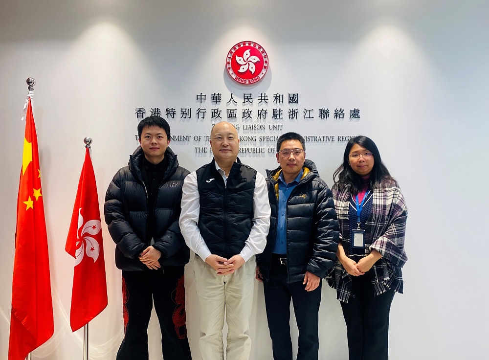 駐浙江聯絡處主任劉銘德（左二）、副主任劉穎怡（右一）和浙江港澳青年人才服務中心主任倪華鋒（右二）等合影。