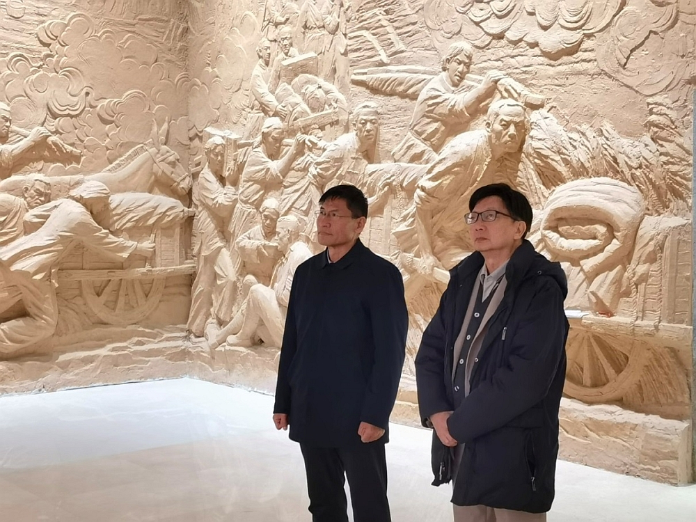 駐山東聯絡處主任黃志輝（右）考察孟良崮戰役紀念館