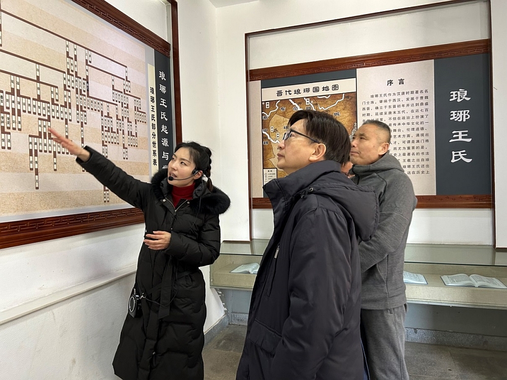 駐山東聯絡處主任黃志輝（中）考察王羲之故居