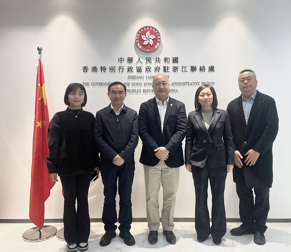 駐浙江聯絡處主任劉銘德（中）與杭州市上城區投資促進局局長王紅兵（左二）等會面後合影。