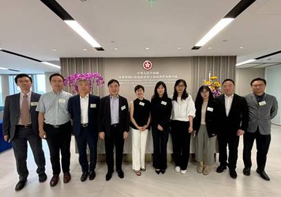 駐滬辦主任蔡亮（中）與講座主辦/支持單位代表及演講嘉賓於講座前合影（從左至右，分別為：駐滬辦經貿關係總監馬明亮、無錫港資企業聯誼會副會長黃影超、上海市香港商會副會長黎慶文、上海市香港商會會長張國正、上海市商務委員會自由貿易發展處副處長周樂曄、香港貿易發展局上海代表王穎蓓、畢馬威中國研究院副總監曾遠、上海香港聯會副會長劉嘉業、韋萊韜悅中國合伙人黃海迅）