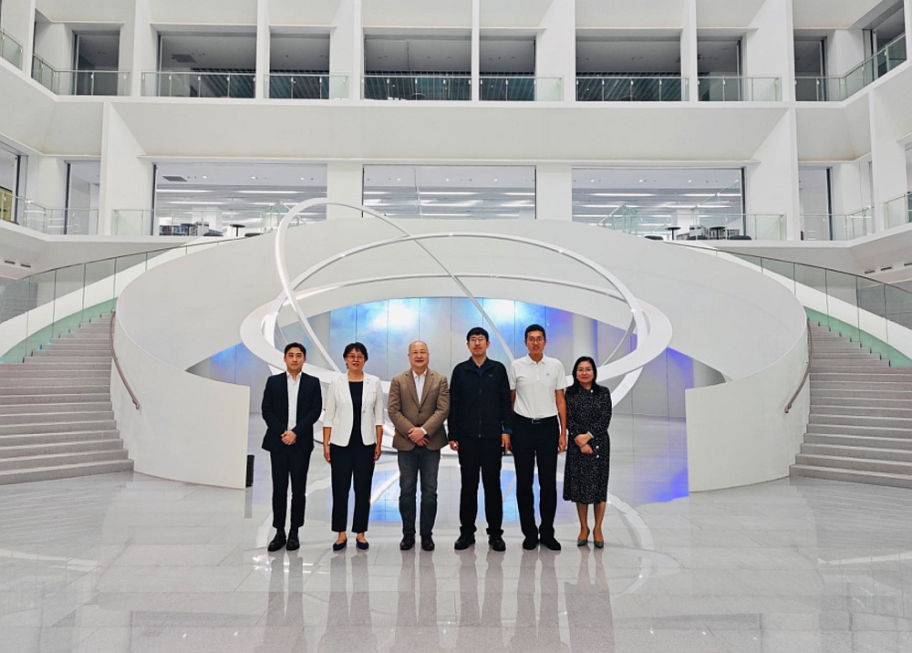 駐浙江聯絡處主任劉銘德（左三）與北京航空航天大學副校長趙巍勝（右三）及中法航空學院院長洪冠新（左二）等合影。
