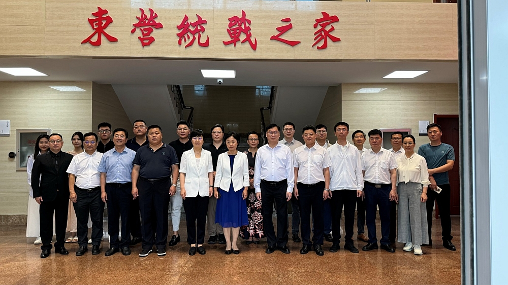 駐山東聯絡處副主任方明遠（第一排右五）、山東省委統戰部副部長張靜（第一排中）等考察東營統戰之家