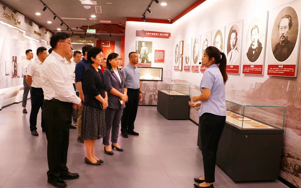 駐山東聯絡處副主任方明遠（左一）、山東省委統戰部副部長張靜（左二）等參觀《共產黨宣言》陳列館