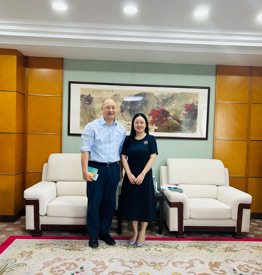 駐浙江聯絡處主任劉銘德（左）與浙江省教育廳國際合作與交流處    處長藍晶晶合影