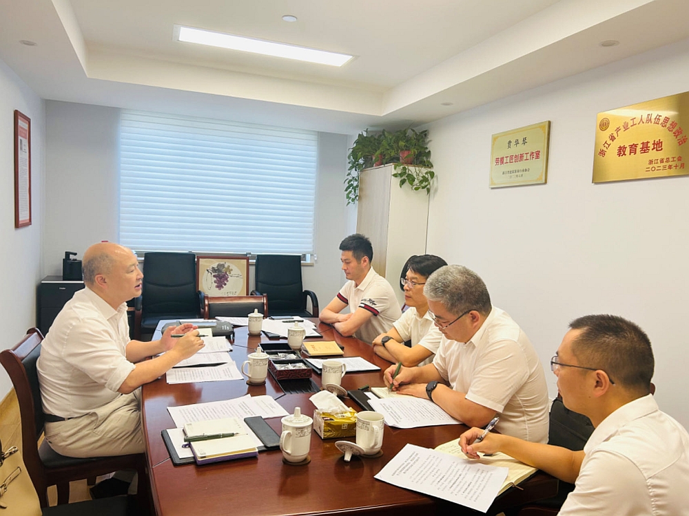 駐浙江聯絡處主任劉銘德（左）與浙江省住房和城鄉建設廳副廳長張清雲（右排右三）、辦公室主任戴新國（右排右二）等會面交流。