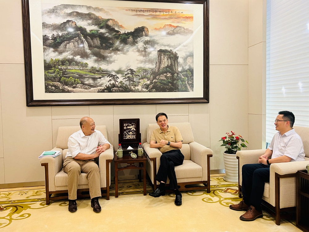 駐浙江聯絡處主任劉銘德（左）與寧波市外辦黨組書記葉榮鐘（右）會面交流