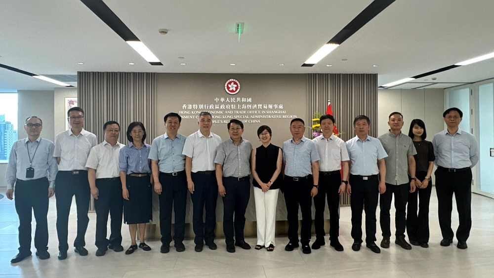 駐滬辦主任蔡亮（右七）、山東省委港澳辦主任張連三（左七）、山東省委港澳辦副主任王清玉（左六）、山東省委港澳辦二級巡視員范英傑（右六）、煙台市委港澳辦主任于建朝（右四）、濰坊市委港澳辦主任孫曉非（左三）、威海市委港澳辦主任林蒞（左五）、臨沂市委港澳辦主任張紅衛（左四）等合照