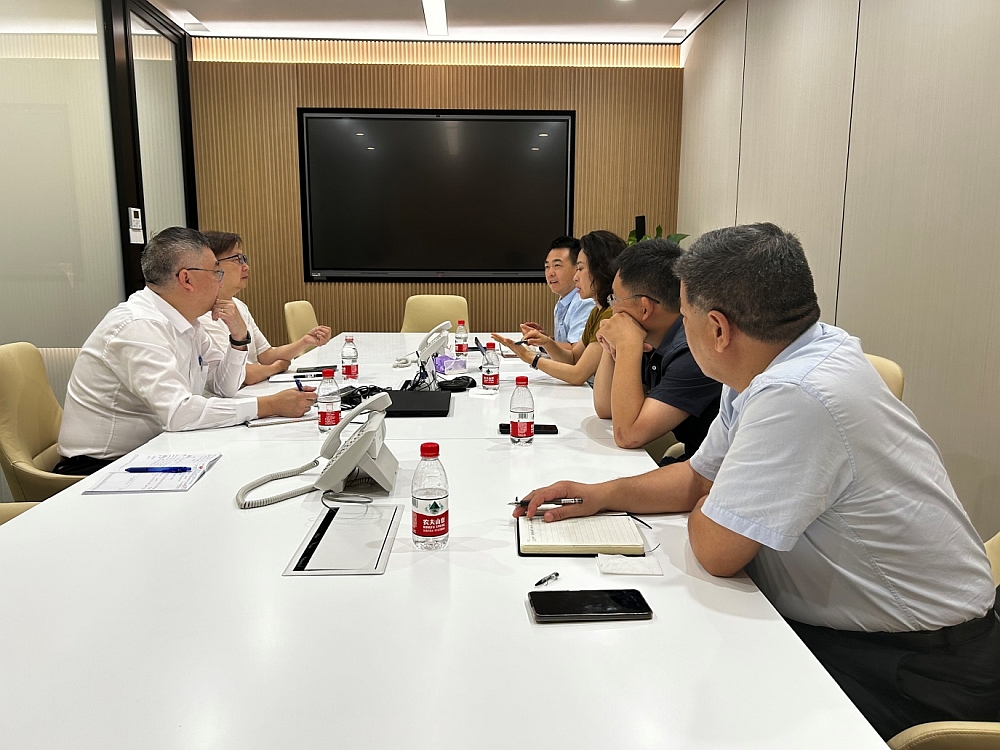 駐山東聯絡處主任黃志輝（左二）與濟南市港澳辦港澳處處長王文華（右四）、濟南市委統戰部港澳台統戰工作處處長陳小兵（右二）、濟南市港澳合作交流促進會會長王巧蓮（右三）等會面交流