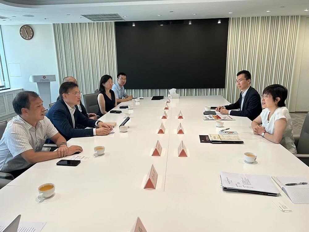 駐滬辦主任蔡亮（右一）與江蘇省香港商會會長施偉斌（左二）會面交流