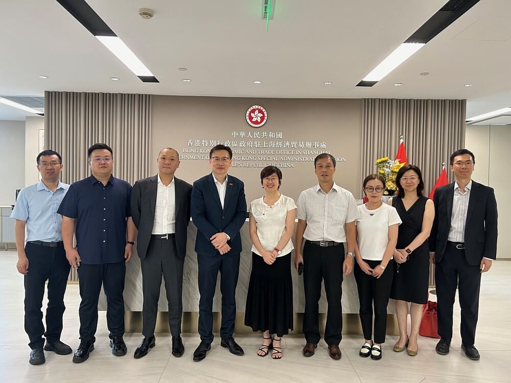 駐滬辦主任蔡亮（中）與江蘇省香港商會會長施偉斌（左四）一行合影