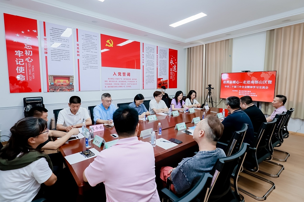 駐山東聯絡處主任黃志輝（左四）與濟南市港澳辦副主任徐蓓（左五）出席交流會