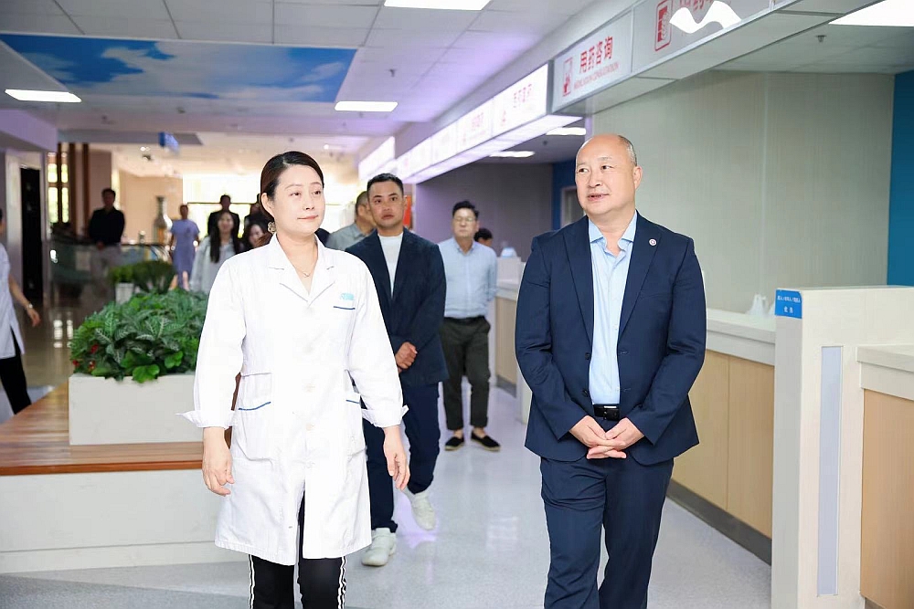 駐浙江聯絡處主任劉銘德（右）與浙江省香港商會考察團參觀在甬港資醫療及康養企業。
