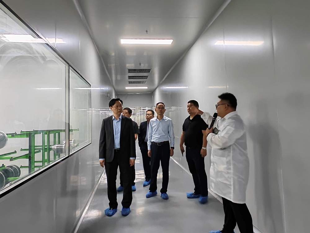 六安市政府副秘書長、市政府辦公室（市政府外事辦）主任劉正旺(左二)陪同駐滬辦副主任林景富(左一)考察一家製造鋰聚合物電池的企業