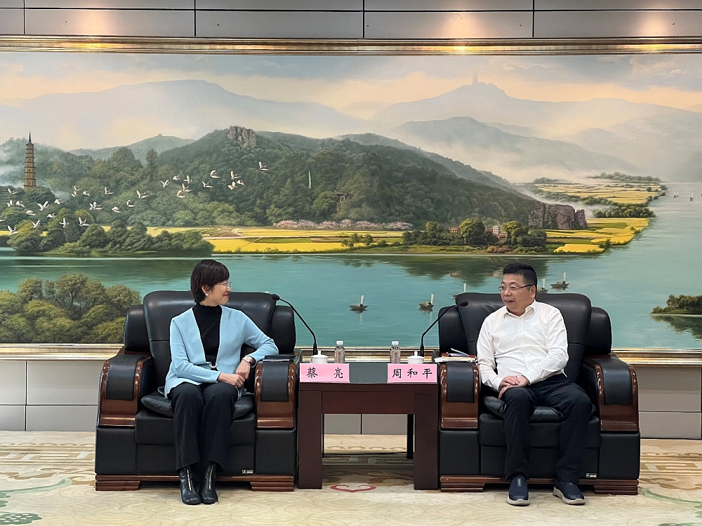 駐滬辦主任蔡亮（左）與麗水市副市長周和平（右）會面交流