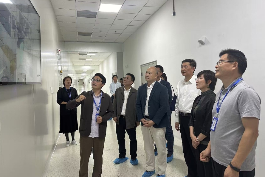 駐滬辦主任蔡亮（前排右二）、駐浙江聯絡處主任劉銘德（前排右三）、在麗水市港澳辦副主任藍躍軍（前排左一）、麗水經開區管委會主任劉志偉（二排右一）的陪同下參觀麗水經開區代表企業