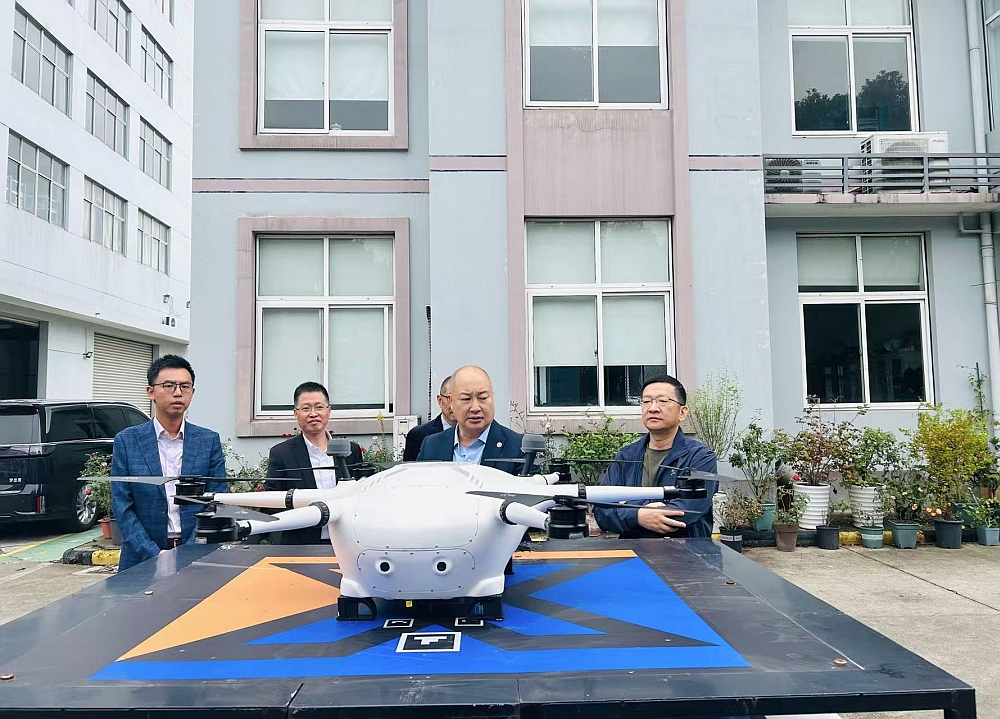 駐浙江聯絡處主任劉銘德（右二）、副主任蔡志恒（左一）參觀寧波無人機代表企業。