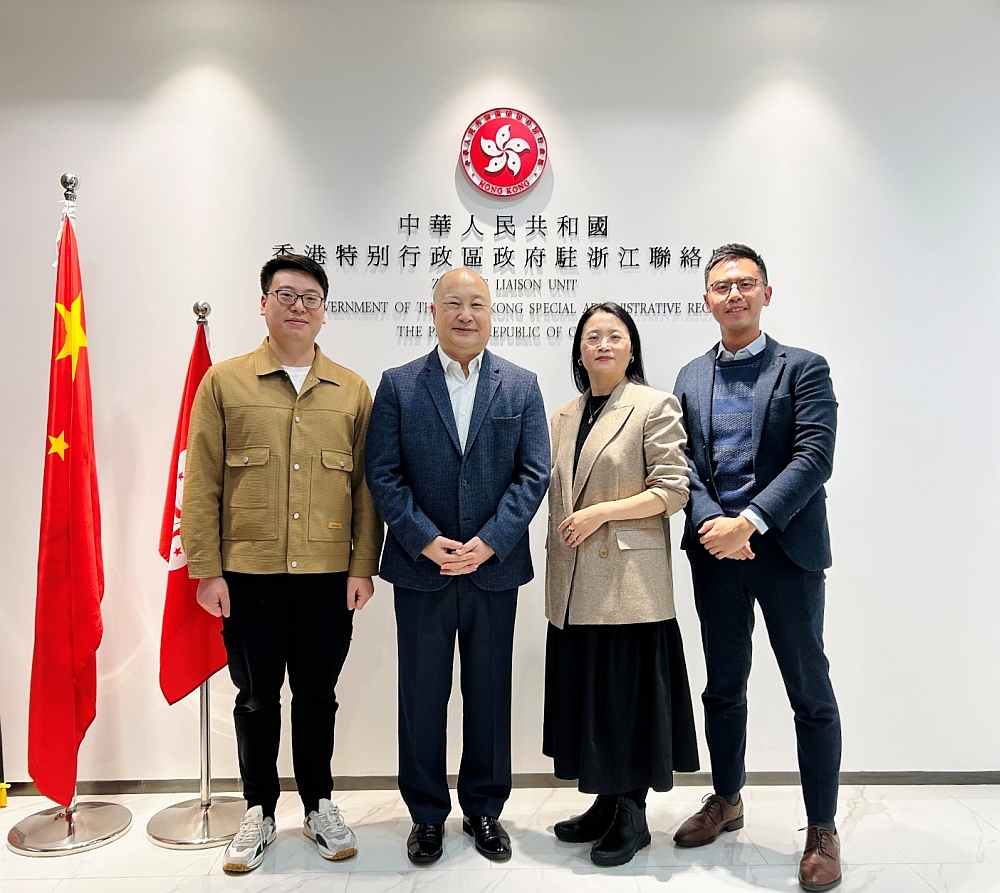 駐浙江聯絡處主任劉銘德（左二）、副主任蔡志恒（右一）與香港經濟日報浙江聯絡處代表朱薇（右二）及周方怡（左一）會後合影。
