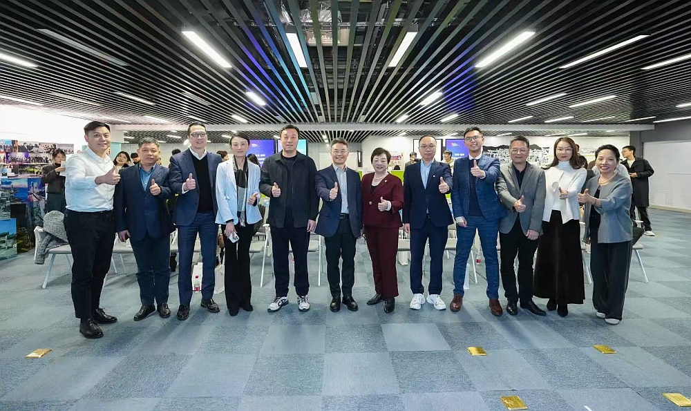 駐浙江聯絡處副主任蔡志恒（右四）與杭州市委統戰部副部長王新宇（左六）、濱江區委常委、統戰部部長陳炯林（左五）、杭州市港澳事務處處長杜鵑（左四）等會後合影。