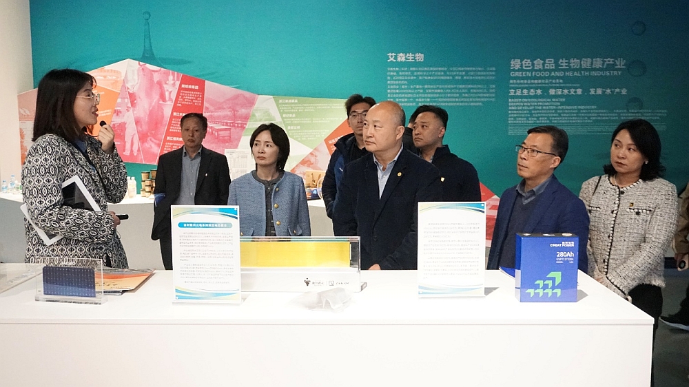 駐浙江聯絡處主任劉銘德（右三）在衢州市政府副秘書長周庚淵（左二）衢州市貿促會會長劉卸榮（右二）陪同下參觀衢州智造新城展示廳。