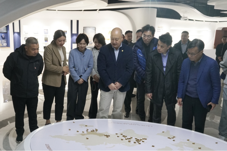 駐浙江聯絡處主任劉銘德（右四）在衢州市政府副秘書長周庚淵（左三）衢州市貿促會會長劉卸榮（右一）陪同下考察衢州魚子醬代表企業。