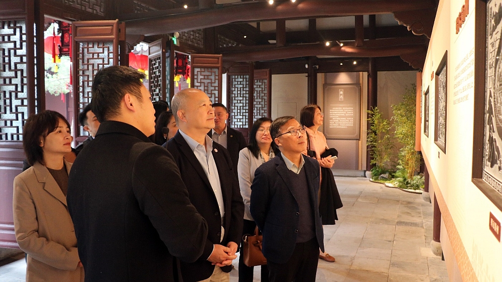 駐浙江聯絡處主任劉銘德（左二）在衢州市政府副秘書長周庚淵（左一）衢州市貿促會會長劉卸榮（右一）陪同下參觀孔氏南宗家廟。